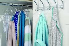Tác hại nguy hiểm khi móc quần áo sau cửa phòng ngủ