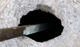 Xuất hiện hố “tử thần” sâu hơn 5m trên đường liên xã tại Cao Bằng