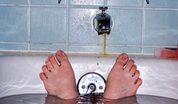 Phát hiện xác phụ nữ trong bồn tắm, bị ăn não và nội tạng