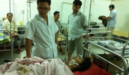 Một nữ sinh bị bạn đâm thủng bụng