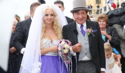 Bộ ảnh cưới của đại gia 81 tuổi và người mẫu trẻ Playboy