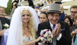 Bộ ảnh cưới của tỉ phú 81 tuổi và người mẫu trẻ Playboy