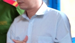 Muốn đi chơi, xin tiền bé gái phải đồng ý cho cha dượng 'làm chuyện người lớn'