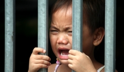 Con góp tiền ăn sáng đi thăm ba mẹ tù tội