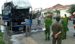 Xe tải tự nhiên bốc cháy ngùn ngụt, 16 triệu đồng bị thiêu rụi