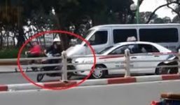 Nam thanh niên cố thủ trên xe máy chặn đầu taxi giữa đường Hà Nội