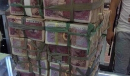 “Đại gia tiền lẻ” vác 3 bao tiền đi mua liền 5 chiếc iPhone Gold 5S