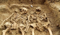 Hai bộ xương một nam, một nữ 'nắm tay' nhau suốt 700 năm