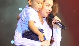 Hồ Ngọc Hà vừa ôm fan nhí vừa nhảy sung trên sân khấu