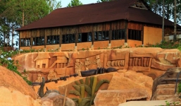 Đại gia 'điên khùng' Đà Lạt chi 200 tỉ xây làng đất sét 