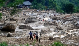 Chui vào cống tránh lũ quét, vợ chết chồng bị thương nặng