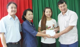 Vụ bé gái 4 tuổi bị đánh dã man: Khen thưởng đôi vợ chồng cứu bé Ngân