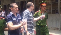 Bị cáo nước ngoài 'quậy' đòi ăn gà, bánh gato mừng sinh nhật