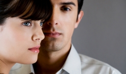 Phát hiện chồng ngoại tình với bạn thân nhờ quả ớt cắn dở