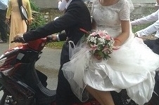 Cô dâu đội nón, đi dép lê về nhà chồng trong ngày cưới gây 'sốt'