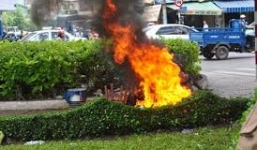 Nữ sinh 13 tuổi tưới xăng tự thiêu