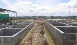 Xôn xao tin đồn hồ bê tông nặng ngàn tấn nổi lên giữa trời mưa