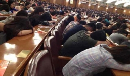 Giáo sư nổi tiếng nhất nước giảng bài, sinh viên ngủ la liệt