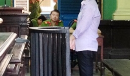 Người đàn bà tẩm xăng đốt chồng vì bị ép ly hôn