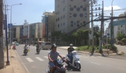 Giằng co với 2 tên cướp, cô gái ngã xuống đường tử vong