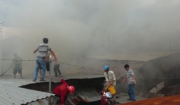 Video: Cháy lớn ở khu đông dân cư, 12 căn nhà bị thiêu rụi