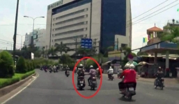 Thiếu nữ giằng co với 2 tên cướp, ngã xuống đường tử vong