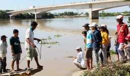 Vớt thi thể cô gái lái xế hộp nhảy cầu khi nước đang chảy xiết