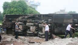 300 hành khách thoát nạn trong vụ tàu hỏa đâm container