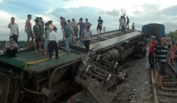 Tàu hỏa đâm xe container: Hàng trăm hành khách hoảng loạn, gào thét