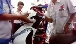 Rùng mình với màn lôi rắn độc ra khỏi đầu xe SH