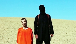 Vì sao các con tin luôn bình tĩnh trước khi bị IS hành quyết?