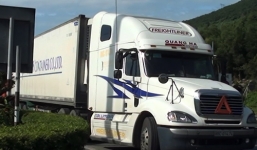 Phụ xe container rút dao dọa cảnh sát giao thông Đà Nẵng