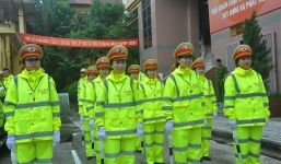 Cận cảnh áo mưa mới của CSGT Hà Nội