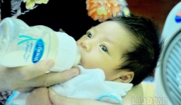 Bé trai vừa cắt rốn bị mẹ bỏ rơi