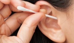 Tác hại nguy hiểm từ tăm bông ngoáy tai