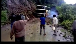 Kinh hoàng chứng kiến giây phút xe khách trượt bánh lao xuống vực sâu