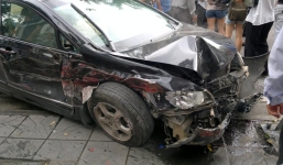 Đâm nhau với xe buýt, xe 4 chỗ biến dạng