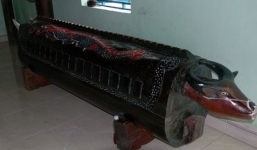 Trong ngày vui, tặng nhau... cỗ quan tài