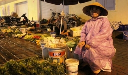 Tranh nhau 'hôi' tiền của người bán rau bị gió thổi bay