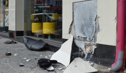 Tông vỡ tường quán ăn, một người nước ngoài tử vong