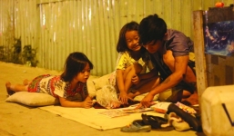 Ảnh bố nuôi con trên vỉa hè lay động cư dân mạng