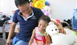 Bé gái 4 tuổi bị đánh đập dã man đòi đi học