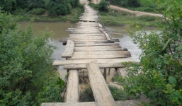 Cầu xây 3 năm không xong, HS vẫn 'phượt' để tới trường