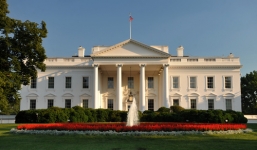 Nhà Trắng sơ tán vì bị cựu binh mang dao đột nhập