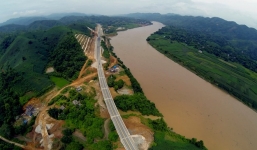 Phong cảnh kỳ vĩ trên tuyến cao tốc dài nhất Việt Nam