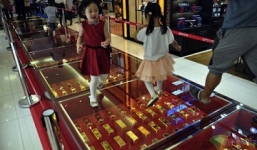 Đại gia Trung Quốc chơi trội dùng vàng thỏi xếp thành đường đi