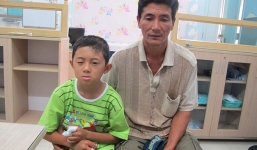 Đồ chơi Trung Quốc phát nổ khiến bé trai bị cụt 3 ngón tay