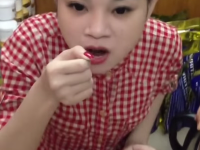 Cô gái 9X ăn kem tắm trắng gây sốt cộng đồng mạng