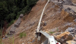 Clip: Sạt lở đất gây ách tắc nghiêm trọng trên Quốc lộ 4D