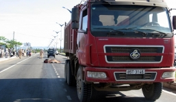 Qua đường đang thi công, một học sinh bị xe tải cán chết